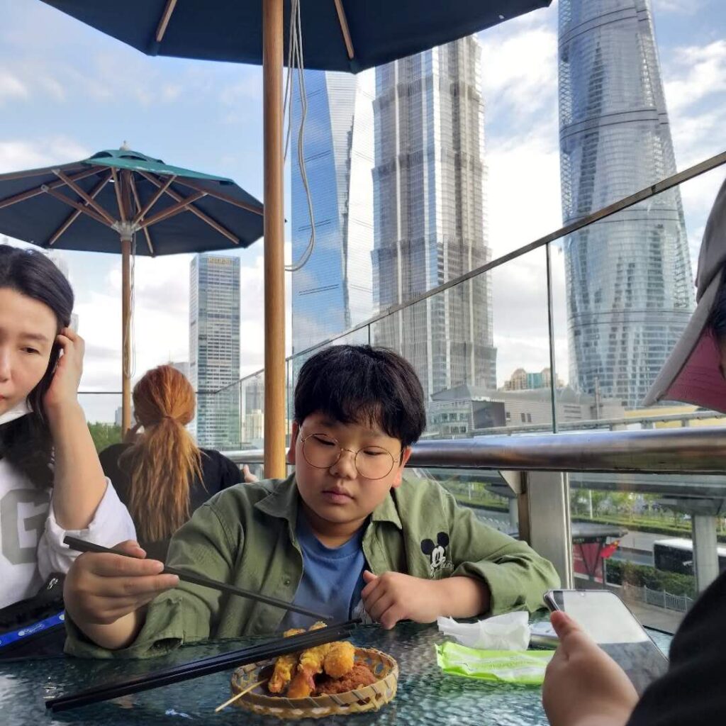 구름다리를 끼고 식사
