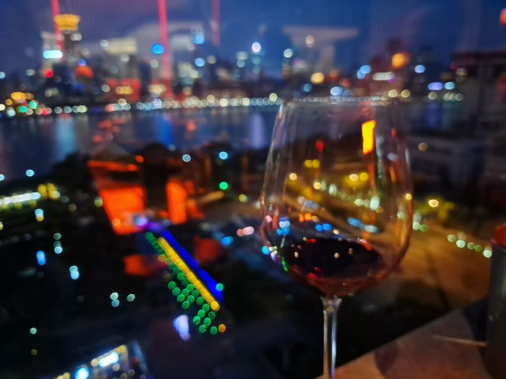 야경을 배경 삼은 레드와인 한 잔. 이 분위기가 이 집의 진짜 값어치입니다