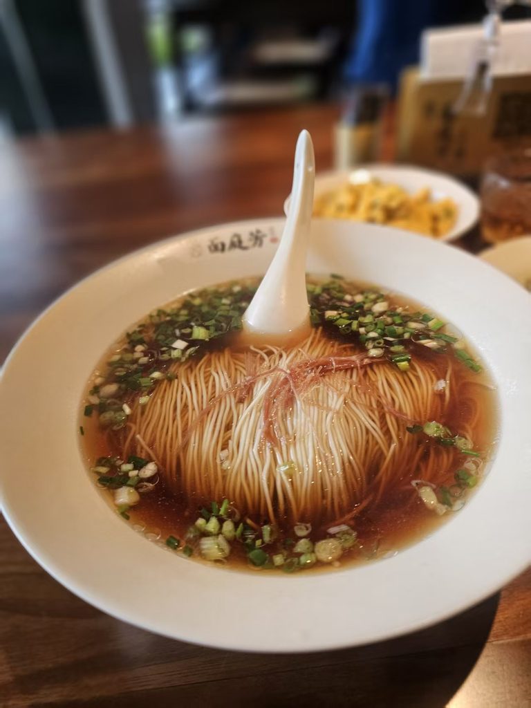 苏式红汤面 쑤저우식 홍탕면. 면발을 이렇게 세워서 담아내는 게 이 집 방식이다. 국물이 붉되 탁하지 않다.